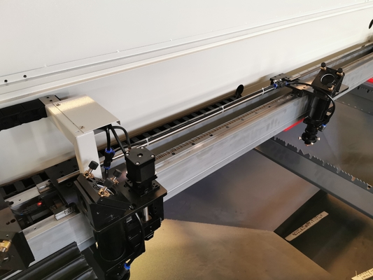 Mesin Pemotong Laser CO2 Servo 18000mm / mnt